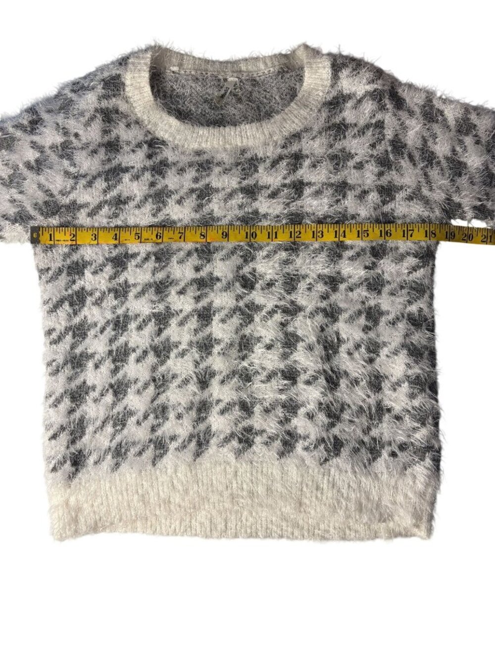 Houndstooth Fuzzy Sweater By Mudd Gray & White Soft Knit Pullover Size Small - Picture 5 of 8